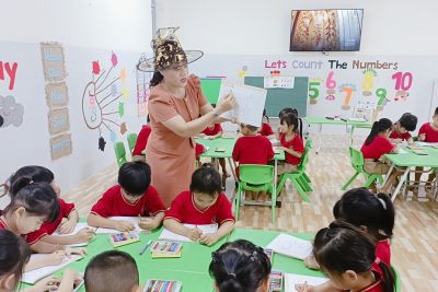 ?Dạo một vòng qua lớp học ???̂́?? ??? thấy các bạn nhỏ chăm chú với nhiều bài học rất hay và thú vị…. ?Hãy cùng xem các bạn ấy học gì nào!! —————————————-❤️